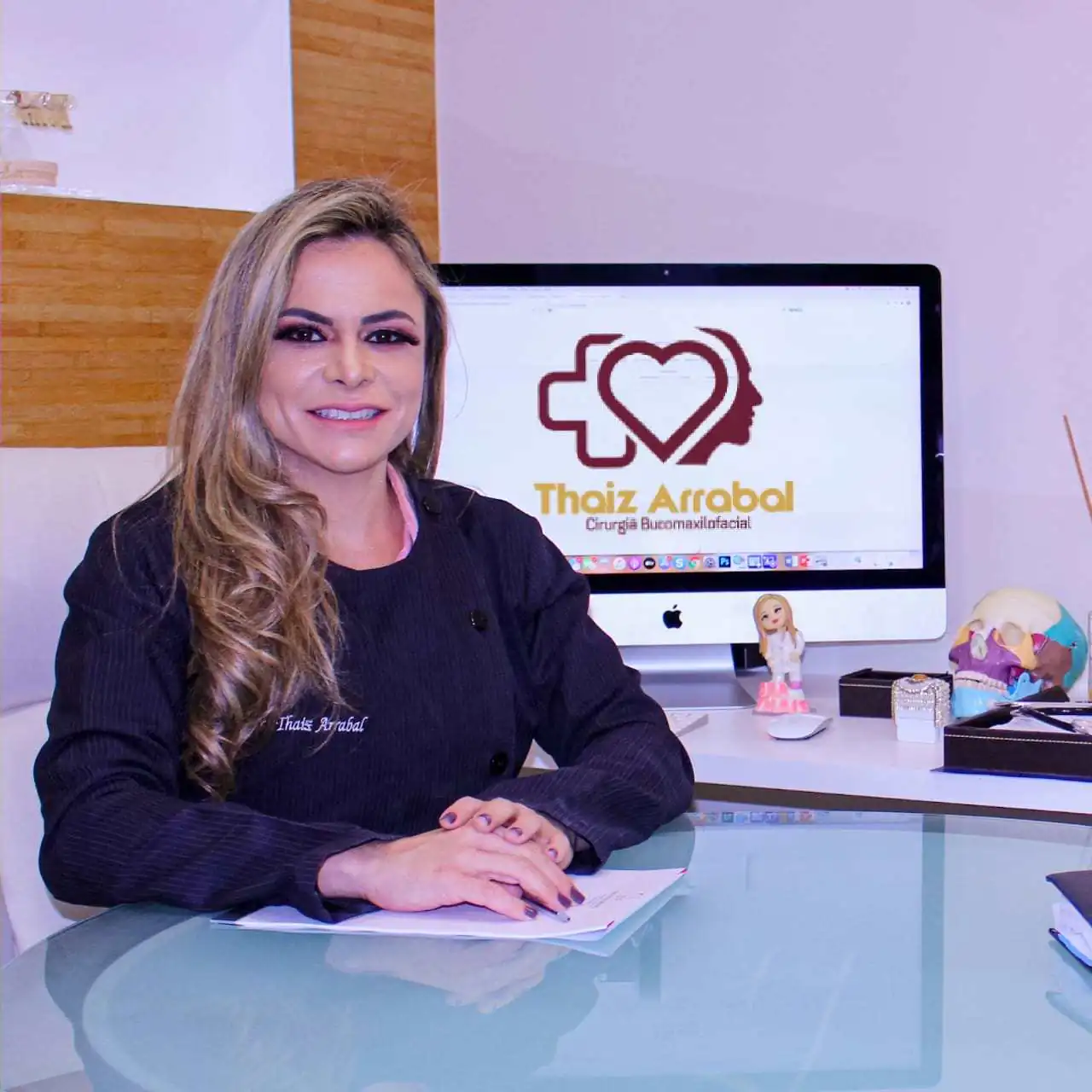 Dra. Thaiz Arrabal em seu consultório
