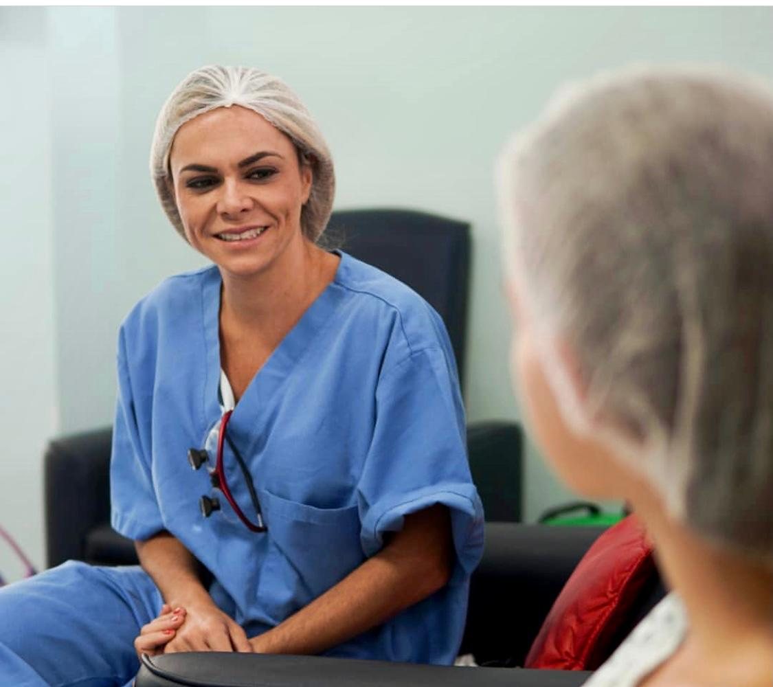 Dra. Thaiz Arrabal conversando com uma paciente